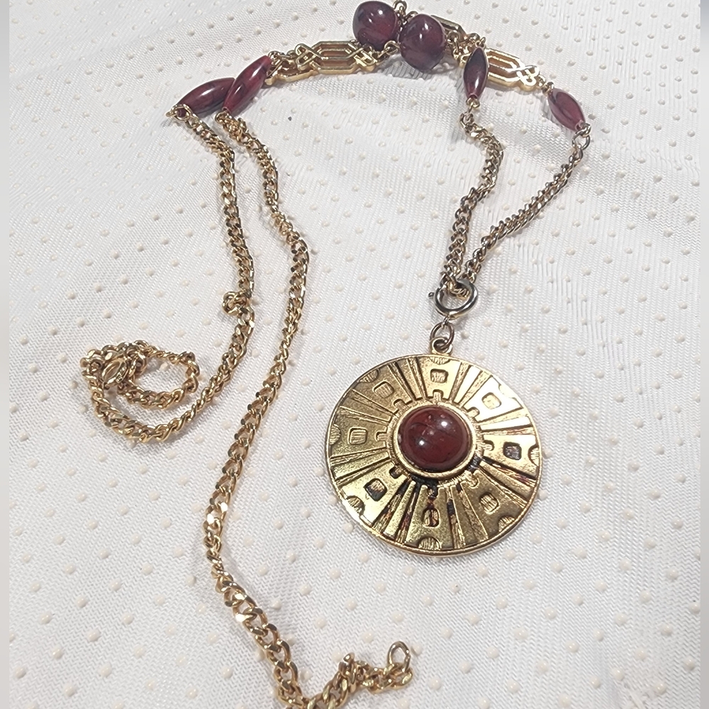 Sarah Coventry Pendant Necklace Gold Plated Medallion Red Lucite 29". - Picture 7 of 8